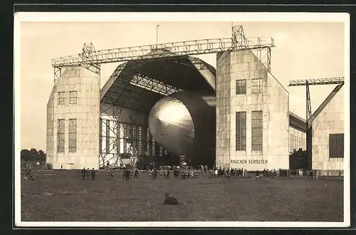 AK Luftschiff Graf Zeppelin LZ 127 in der Halle