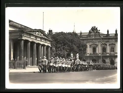 AK Berlin, Unter den Linden, Aufzug der Wache vor dem Ehrenmal