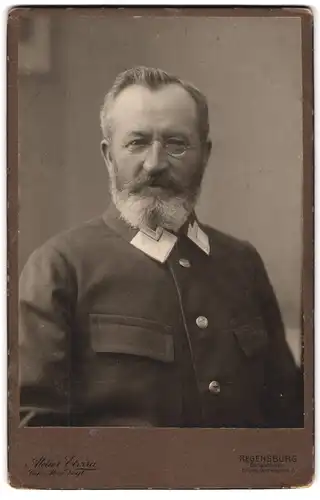 Fotografie Elvira, Regensburg, Gesandtenstr., Portrait älterer Binnenschiffer in Uniform mit Brille und Vollbart