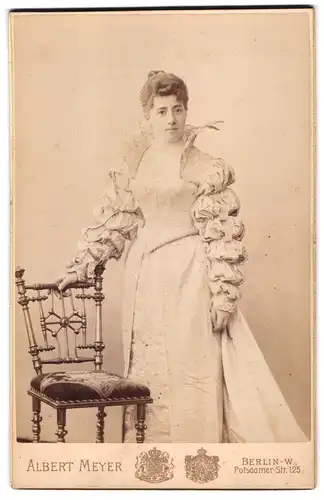 Fotografie Albert Meyer, Berlin, Potsdamer-Str. 125, Portrait Schauspielerin Maria Reisenhofer im pompösen Kleid