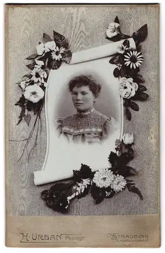 Fotografie H. Urban, Straubing, Albrechtsgasse, Portrait junge Frau im Biedermeierkleid mit Locken