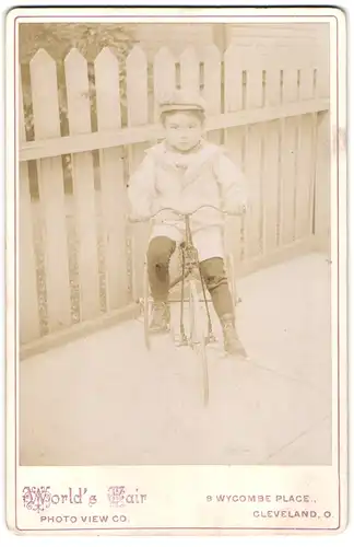 Fotografie Wold`s Fair, Cleveland, 8 Wycombe Place, Portrait Knabe auf seinem Fahrrad-Dreirad, Hartgummireifen