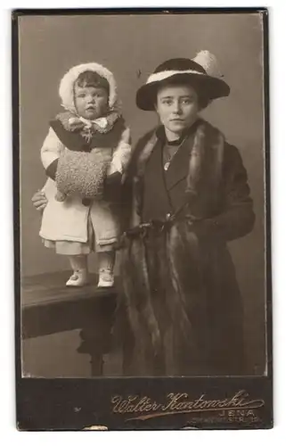 Fotografie Walter Kantowski, Jena, Portrait Mutter im Pelzmantel mit Tochter im Wintermantel und Muff