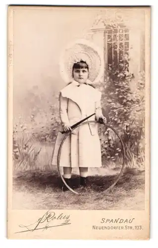 Fotografie A. Rolus, Spandau, Neuendorfer Str. 103, Portrait kleines Mädchen im weissen Kleid mit grosser Haube