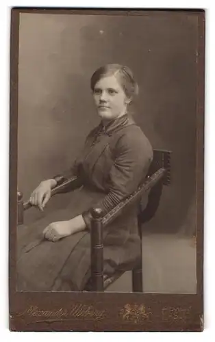 Fotografie Alexander Wiberg, Eksjö, Portrait hübsches Fräulein im eleganten Kleid