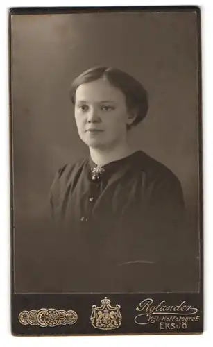 Fotografie Oscar Rylander, Eksjö, Portrait bildschöne junge Frau mit Brosche am Kleiderkragen