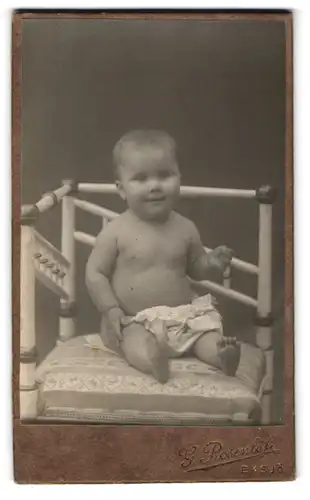 Fotografie G. Rosenlöf, Eksjö, Portrait niedlicher Bube mit gerüschtem Höschen im Kinderstuhl sitzend