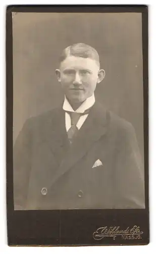 Fotografie Wiklunds Eftr., Nässjö, Portrait stattlicher junger Mann mit Krawatte im Jackett