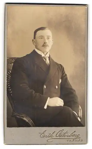 Fotografie Erik Österberg, Tranas, Portrait eines elegant gekleideten Mannes mit Schnurrbart