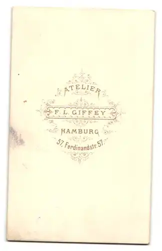 Fotografie F. L. Giffey, Hamburg, Ferdinandstr. 57, Portrait charmanter junger Mann mit Fliege im Jackett