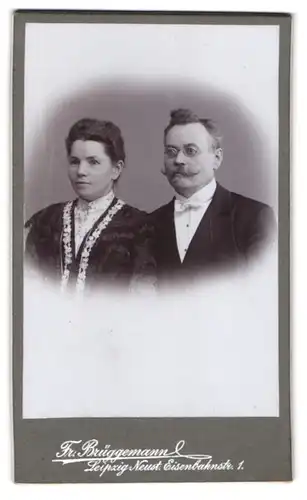 Fotografie Fr. Brüggemann, Leipzig, Neust. Eisenbahnstr. 1, Portrait eines elegant gekleideten Paares