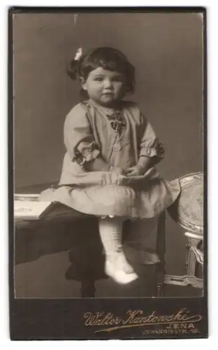 Fotografie Walter Kantowski, Jena, Johannesstr. 19, Portrait süsses kleines Mädchen mit Medaillonkette im Kleidchen