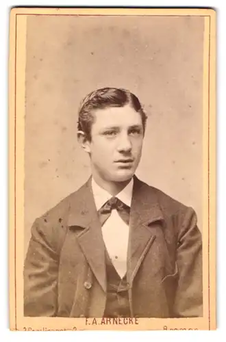 Fotografie F. A. Arnecke, Bremen, Carolinenstr. 3, Portrait charmanter junger Mann mit Fliege im Jackett