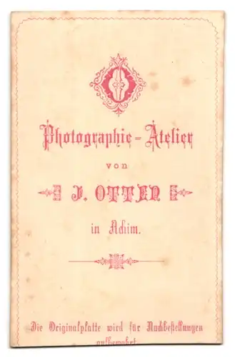 Fotografie J. Otten, Achim, Portrait einer elegant gekleideten Frau im gerüschten Kleid