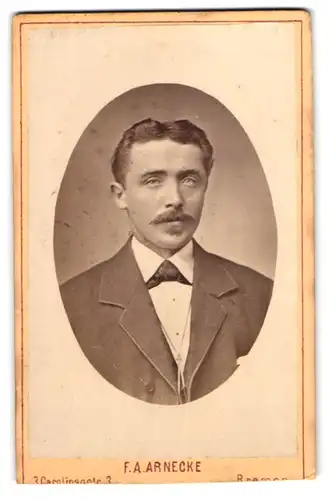 Fotografie F. A. Arnecke, Bremen, Carolinenstr. 3, Portrait stattlicher Herr mit Schnurrbart