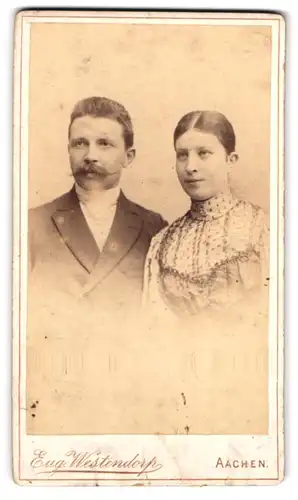 Fotografie Eug. Westendorp, Aachen, Hochstr. 8, Portrait eines elegant gekleideten jungen Paares