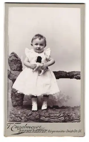 Fotografie T. Engelmeyer, Bremerhaven, Bürgermeister Smidt-Str. 55, Portrait süsses Mädchen mit Spielzeug in der Hand