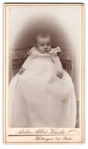 Fotografie Albert Kessler, Hattingen / Ruhr, Portrait süsses Baby im weissen Taufkleidchen