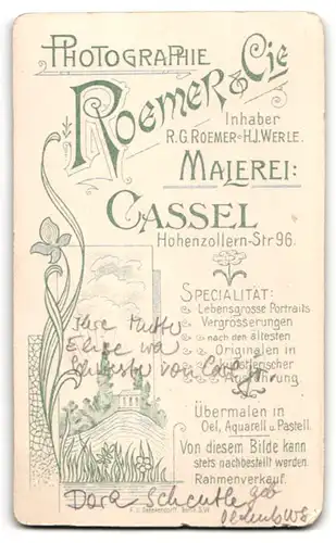 Fotografie Roemer & Co., Cassel, Hohenzollernstr. 96, Portrait brünette Schönheit mit Brosche am Kleiderkragen