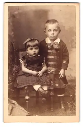 Fotografie Julius Ortgies, Bremen, am Wall 116, Portrait bildhübsches Kinderpaar in niedlicher Kleidung