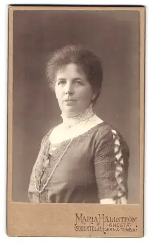 Fotografie Maria Hallström, Gnesta, Portrait dunkelhaarige Dame in prachtvoll bestickter Bluse