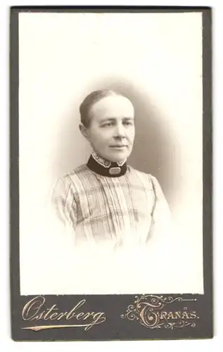 Fotografie Osterberg, Tranas, Portrait hübsche Frau mit Brosche am Kleiderkragen
