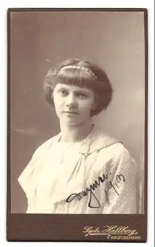 Fotografie Systr. Hallberg, Kristinehamn, Nya Kyrkogatan 20, Portrait Dagmar mit Haarband im weissen Kleid