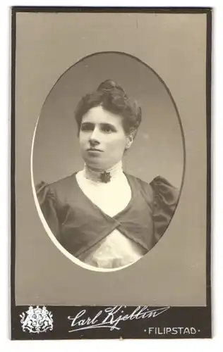 Fotografie Karl Kjellin, Filipstad, Kyrkogatan 6, Portrait dunkelhaarige Schönheit mit Dutt