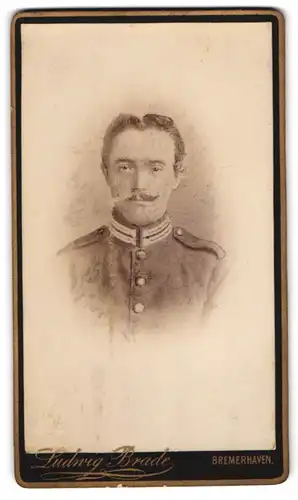 Fotografie Ludwig Brade, Bremerhaven, Fährstr. 5, Portrait charmanter Soldat in interessanter Uniform