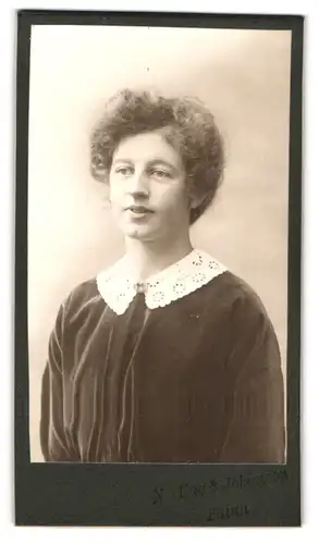Fotografie Johanson, Falun, Portrait brünettes Fräulein mit lockigem Haar