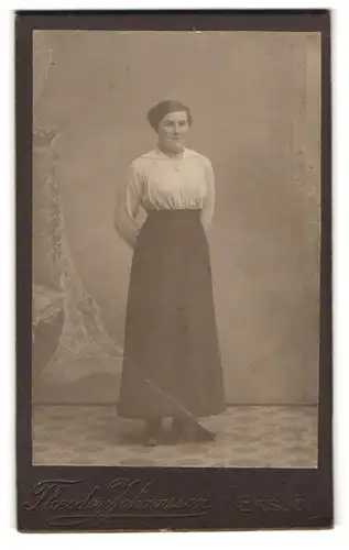 Fotografie Theodor Johansson, Eksjö, Portrait bildschöne junge Frau in Bluse und Rock