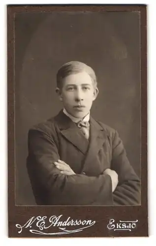 Fotografie N. E. Andersson, Eksjö, Portrait junger Mann mit Krawatte im eleganten Jackett