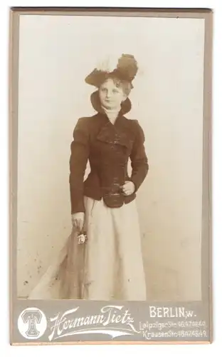 Fotografie Hermann Tietz, Berlin, Leipzigerstr. 46, Portrait bildschönes Fräulein mit Hut hält eine Rose in der Hand