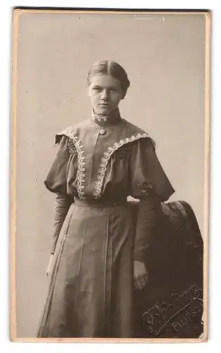 Fotografie Röding, Filipstad, Portrait hübsches Fräulein im elegant besticktem Kleid