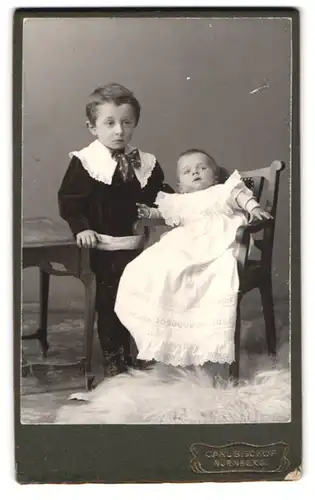 Fotografie Carl Bischof, Nürnberg, Bayreutherstr. 20, Portrait frecher Bube im Anzug und Baby im weissen Taufkleidchen