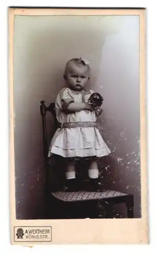 Fotografie A. Wertheim, Berlin, Königstrasse, Portrait süsses kleines Mädchen hält einen Ball in den Händen