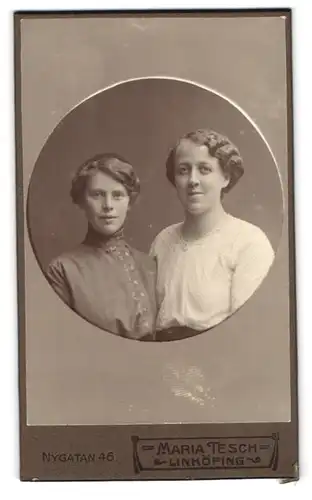 Fotografie Maria Tesch, Linköping, Nygatan 46, Portrait zwei hübsche junge Frauen in eleganter Kleidung
