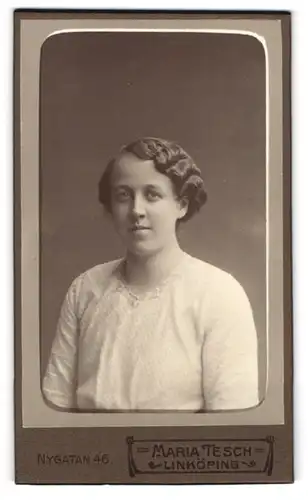 Fotografie Maria Tesch, Linköping, Nygatan 46, Portrait brünette junge Schönheit in weisser Bluse
