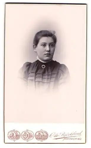 Fotografie Otto Bkörklund, Norrköping, Södra Strömsgatan 2, Portrait schönes Fräulein mit Brosche am Kleiderkragen