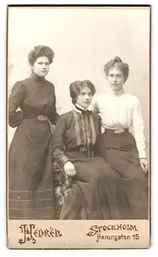 Fotografie Hjalmar Hedrén, Stockholm, Hamngatan 15, Portrait drei bildschöne junge Frauen in eleganter Kleidung