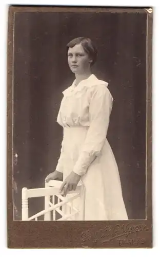 Fotografie Gottfr. Wallgren, Tranas, Portrait eines elegant gekleideten Fräuleins am Stuhl stehend
