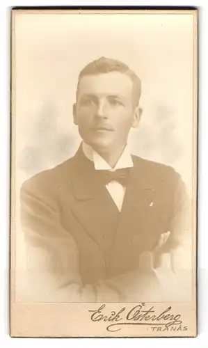 Fotografie Erik Österberg, Tranas, Portrait charmanter junger Mann mit Fliege im Jackett