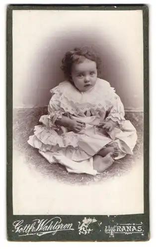Fotografie Gottfr. Wahlgren, Tranas, Portrait niedliches kleines Mädchen im gerüschten Kleid