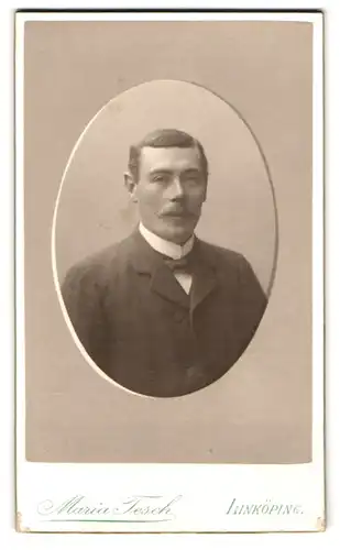 Fotografie Maria Tesch, Linköping, Portrait dunkelhaariger Herr mit Schnurrbart und Fliege im Jackett