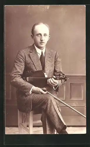 AK Junger Mann mit Geige