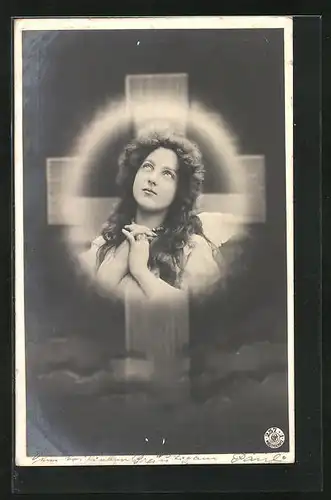 AK Betendes Mädchen vor einem Kreuz
