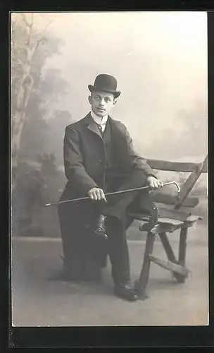 Foto-AK Herr auf einer Parkbank vor einer Studiokulisse