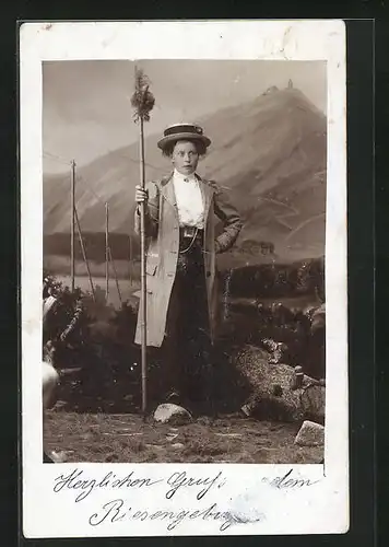 Foto-AK Dame auf Wanderschaft vor einer Studiokulisse