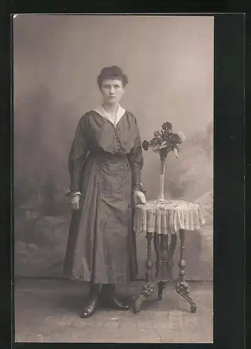 Foto-AK Junge Dame vor einer Studiokulisse