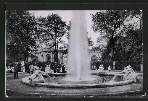 AK Berlin-Friedrichshain, Passanten am Märchenbrunnen